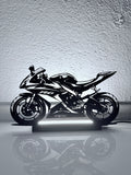 Lampada LED con silhouette 3D della Yamaha YZF R6 accesa