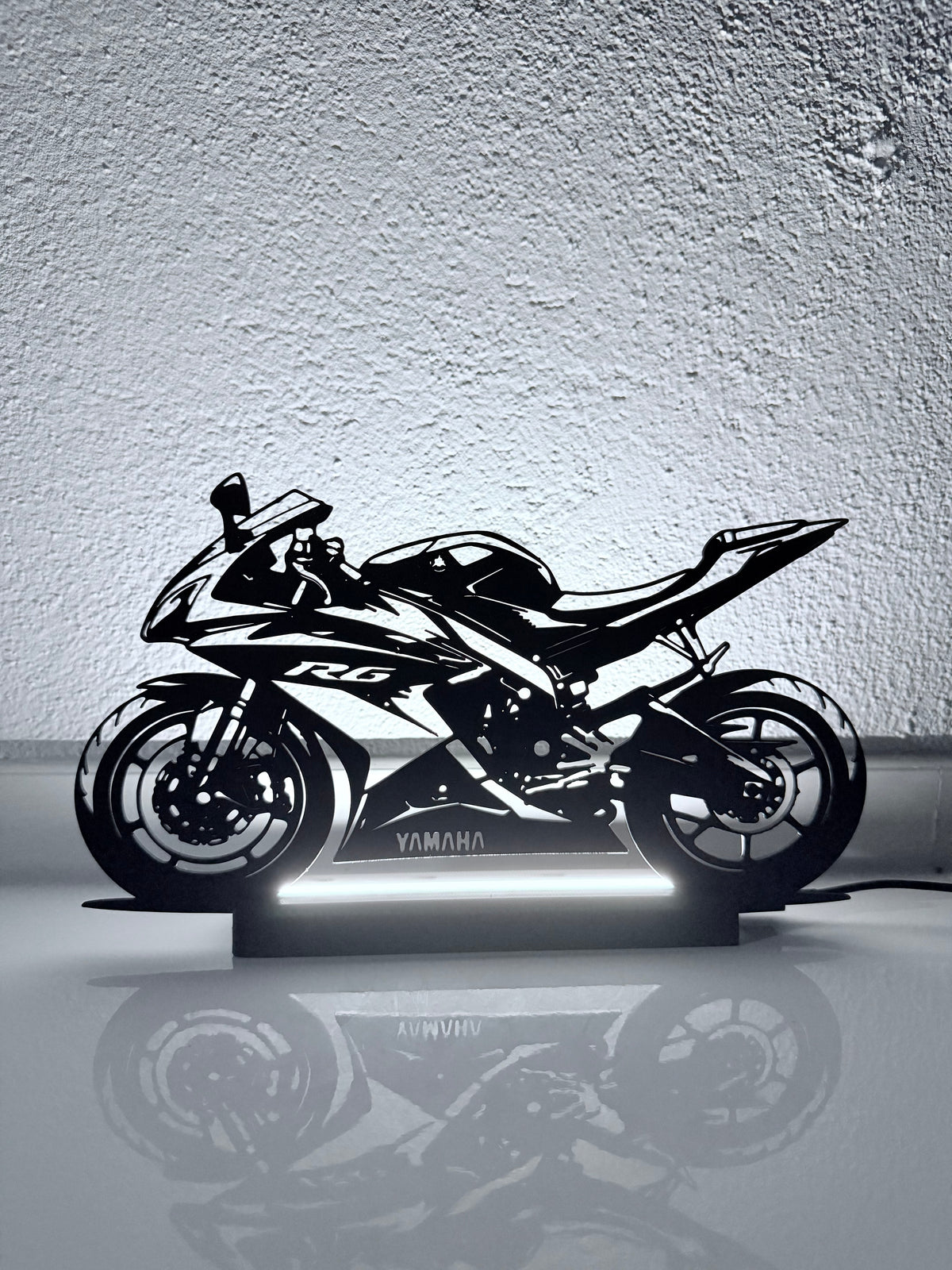 Lampada LED con silhouette 3D della Yamaha YZF R6 accesa