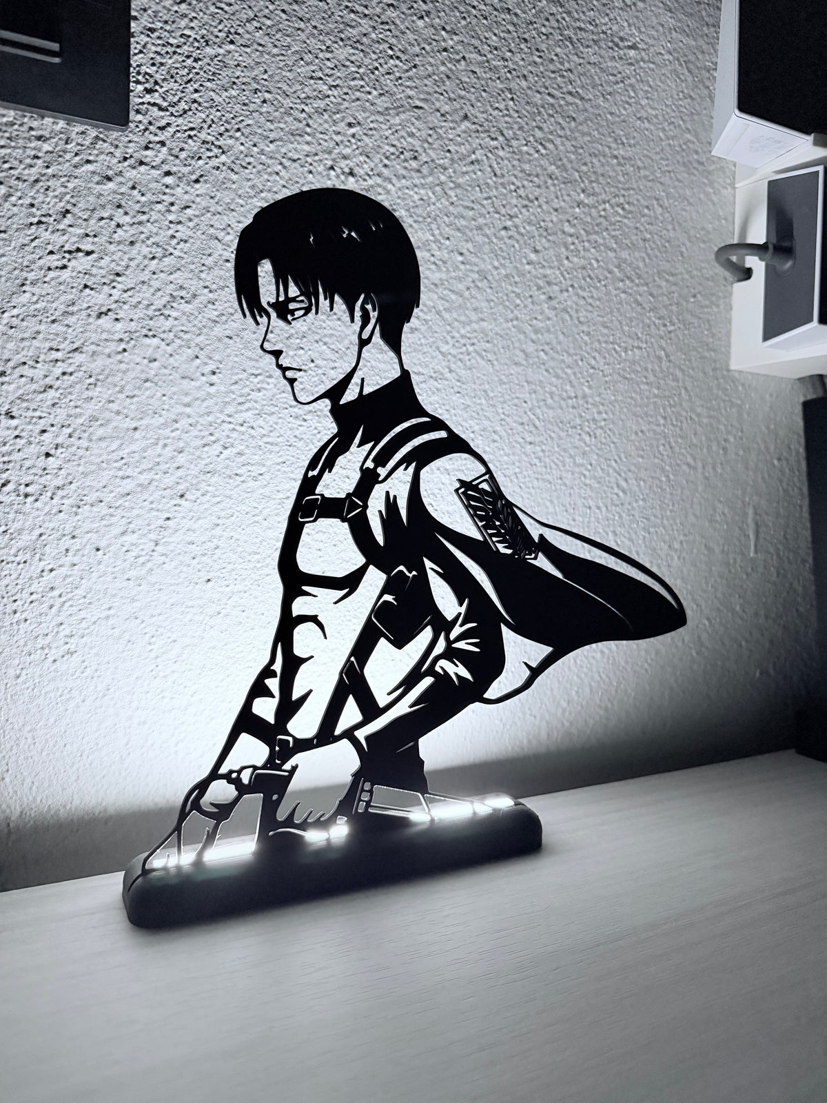 Lampada LED Levi accesa, vista laterale della silhouette