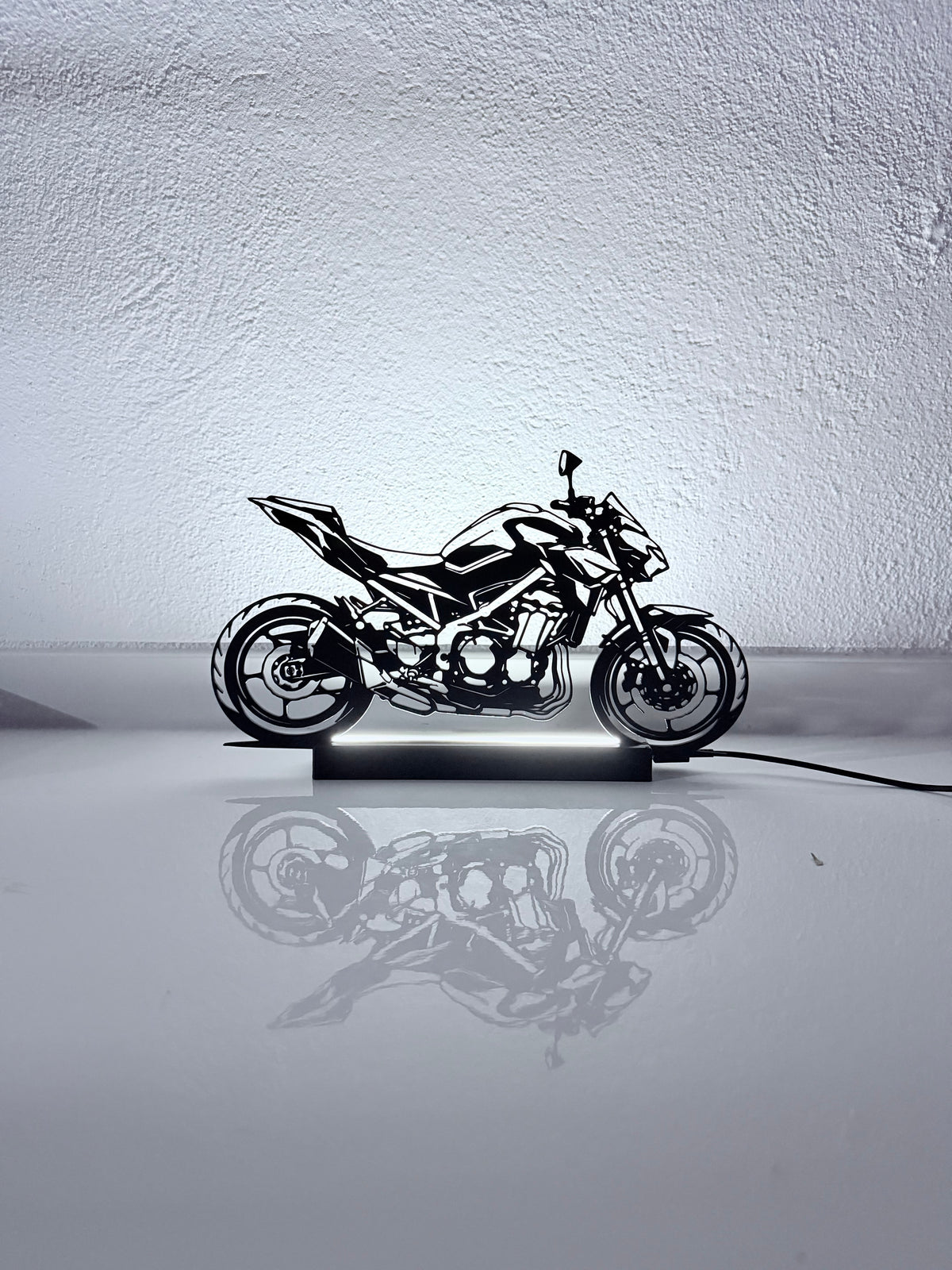 Lampada LED Kawasaki Z900 accesa con riflesso, vista d'insieme