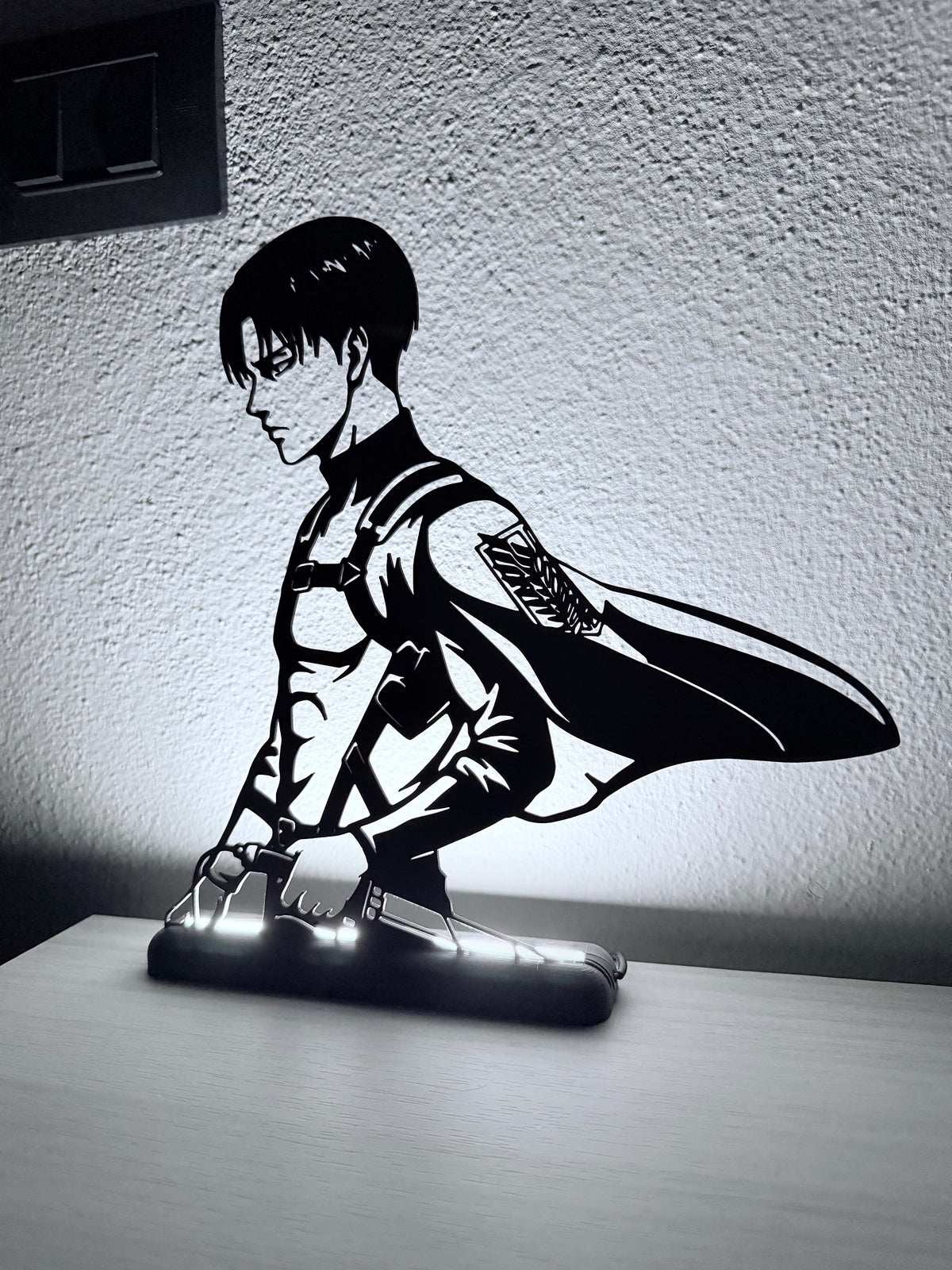 Lampada LED Levi di Attack on Titan accesa, dettaglio del mantello
