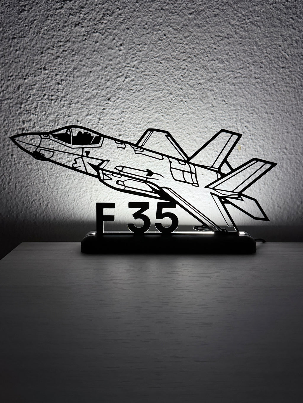 Silhouette 3D dell'aereo F35 in plastica nera con base LED
