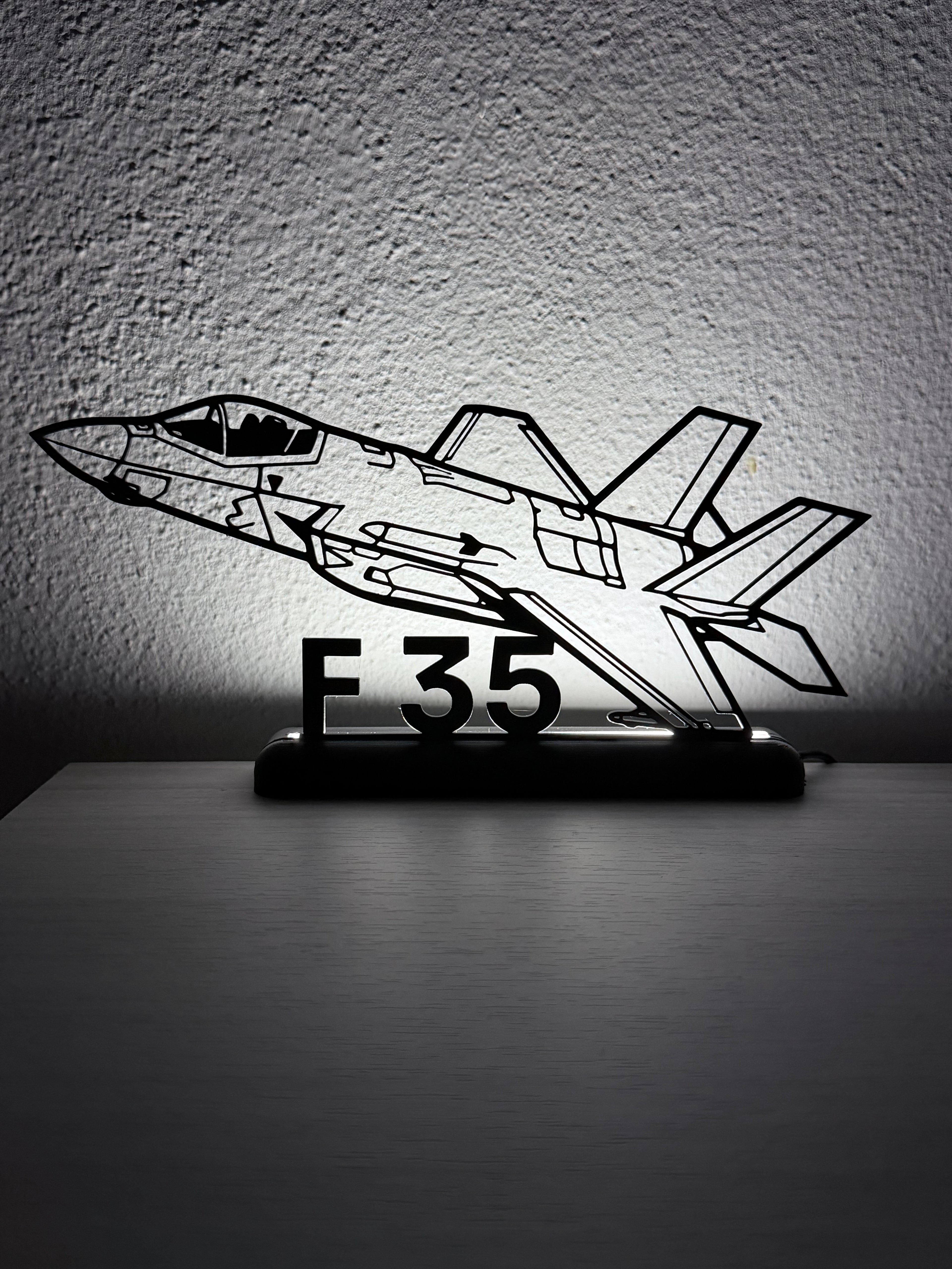 Silhouette 3D dell'aereo F35 in plastica nera con base LED