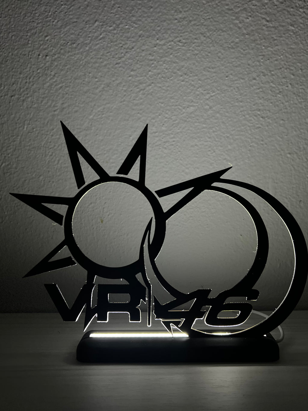 Lampada LED con silhouette 3D di Valentino Rossi su base illuminata