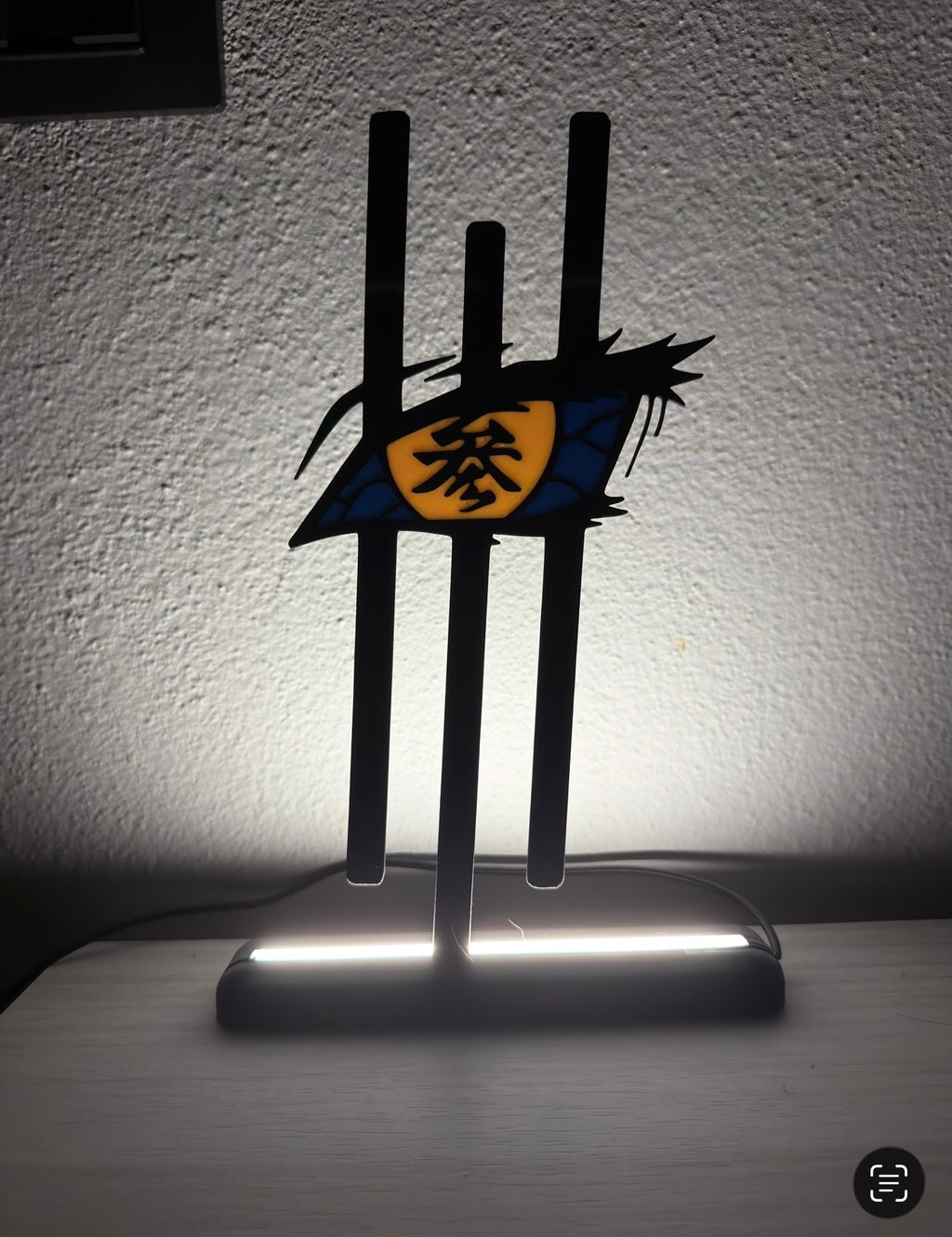 Lampada LED con l'occhio di Akaza di Demon Slayer accesa