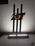 Lampada LED con l'occhio di Akaza di Demon Slayer accesa