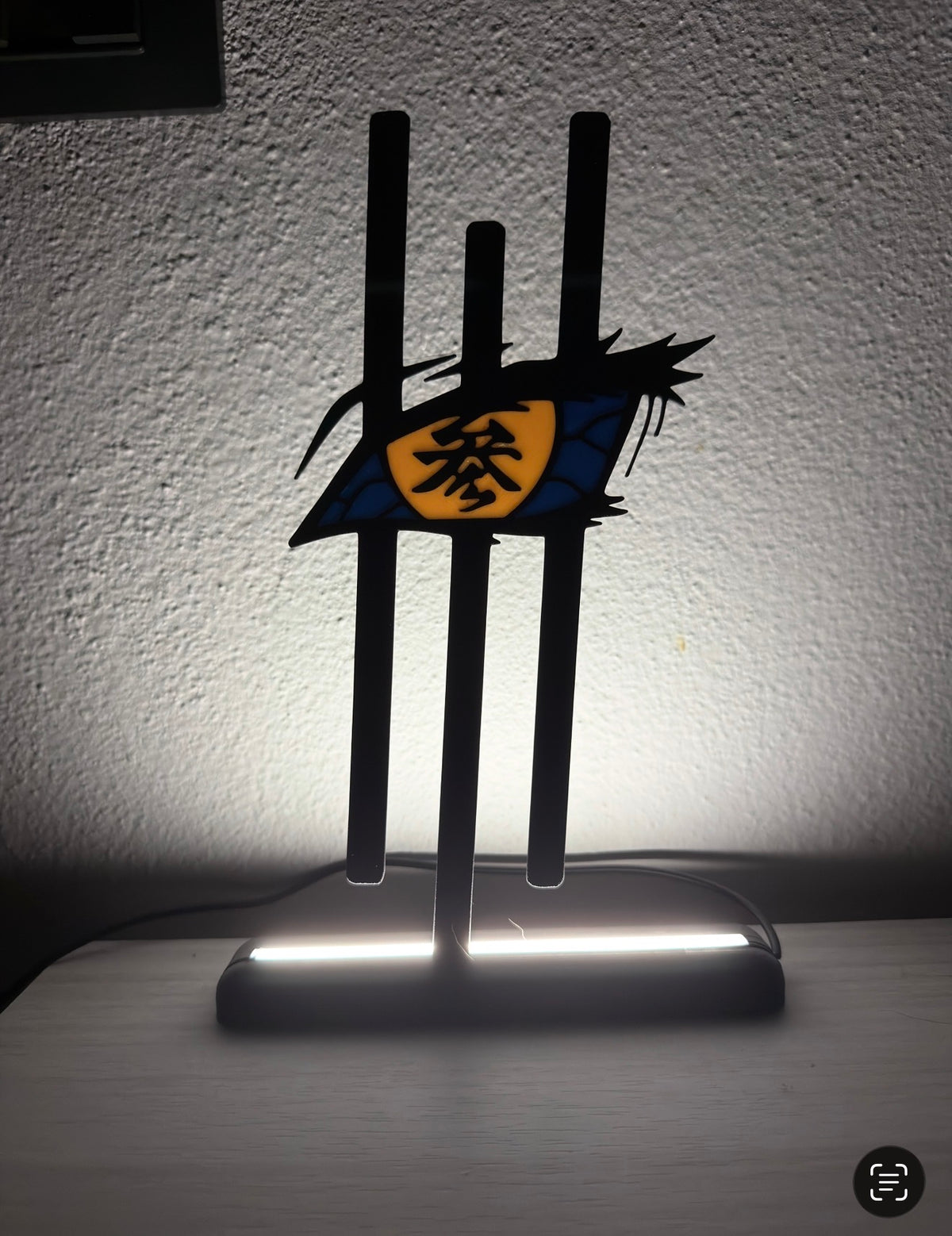 Lampada LED con l'occhio di Akaza di Demon Slayer accesa