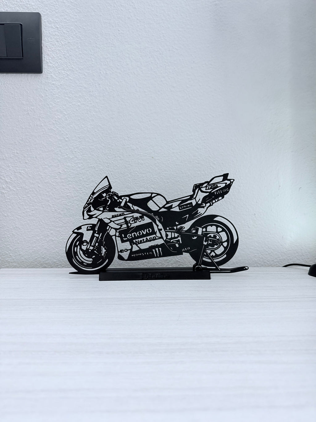 Silhouette 3D Ducati MotoGP Marquez con base senza LED, vista d'insieme