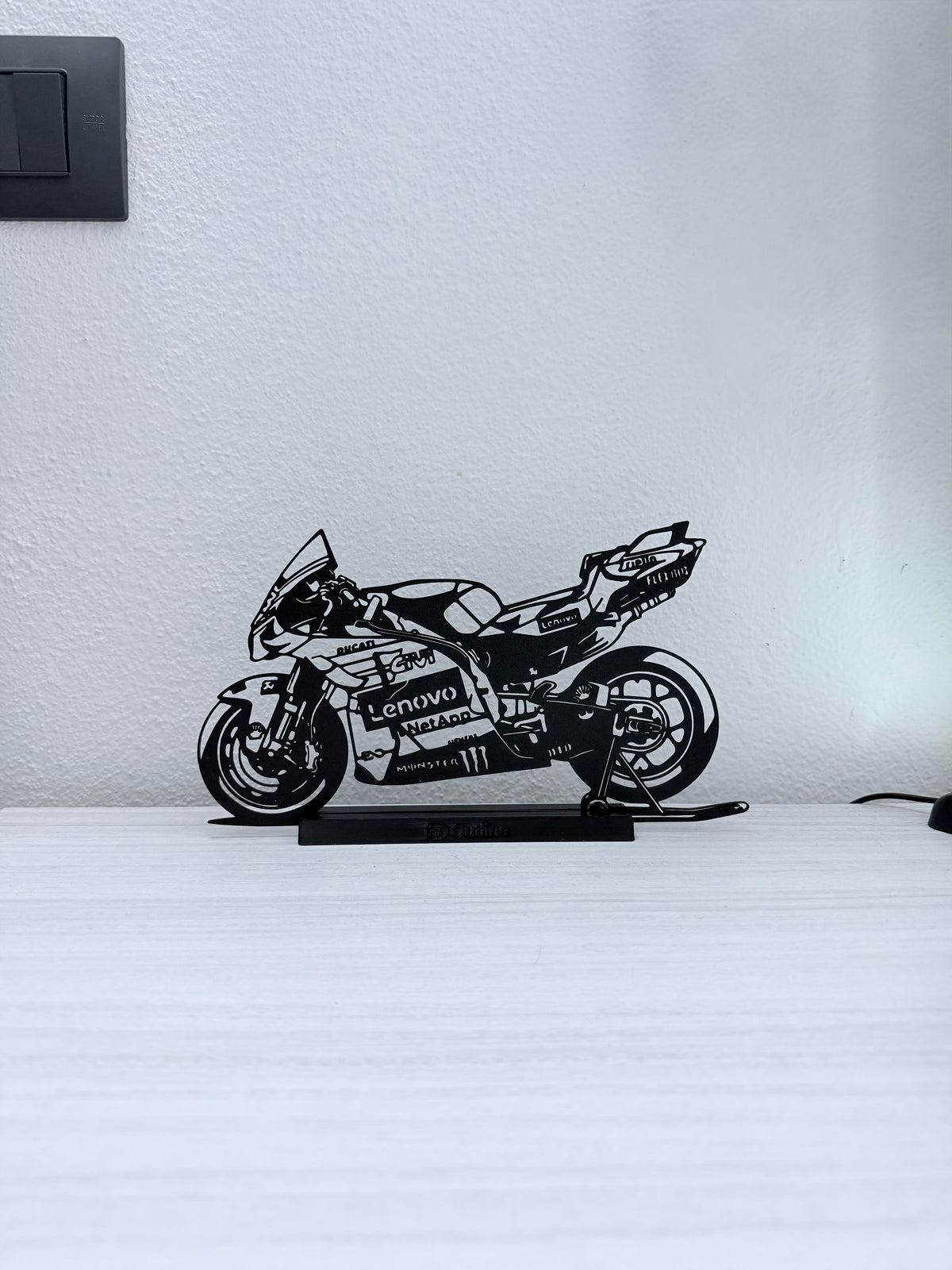 Silhouette 3D Ducati MotoGP Marquez con base senza LED, vista d'insieme