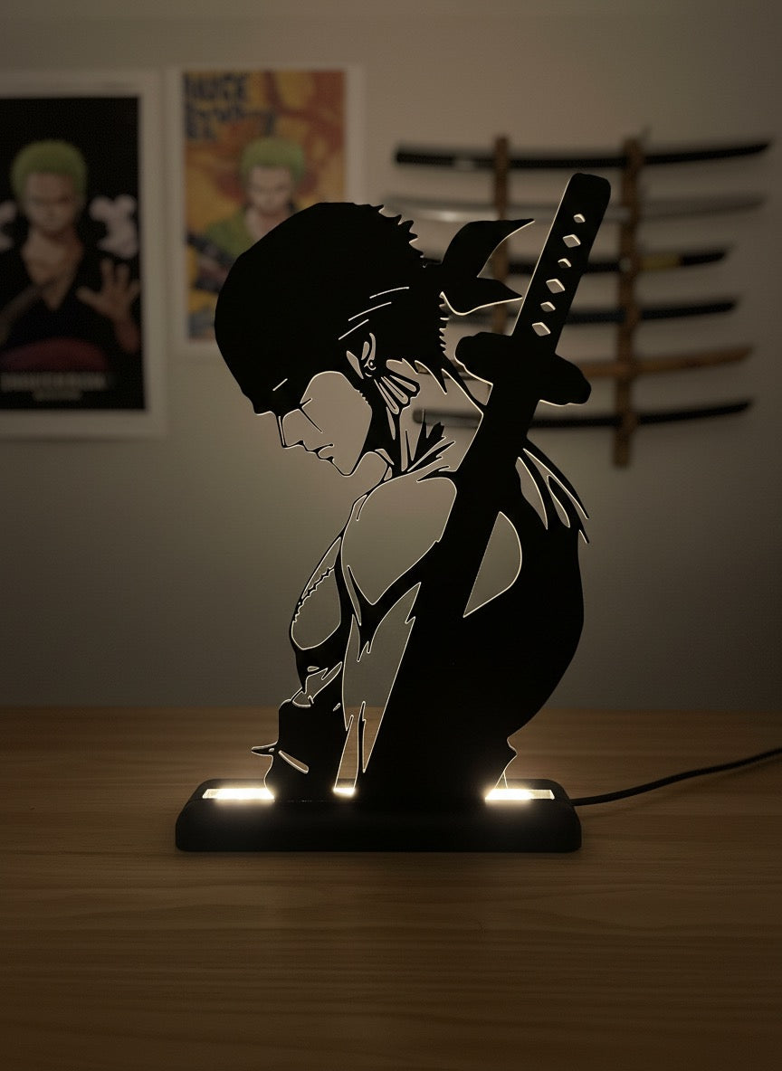 Lampada LED con silhouette 3D di Zoro di One Piece accesa su scrivania
