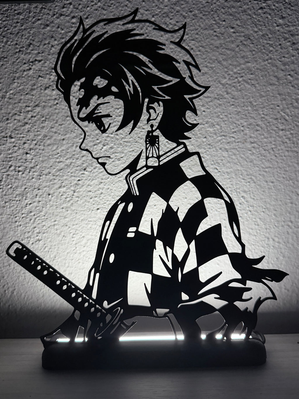 Lampada LED con silhouette 3D di Tanjiro Kamado su base illuminata