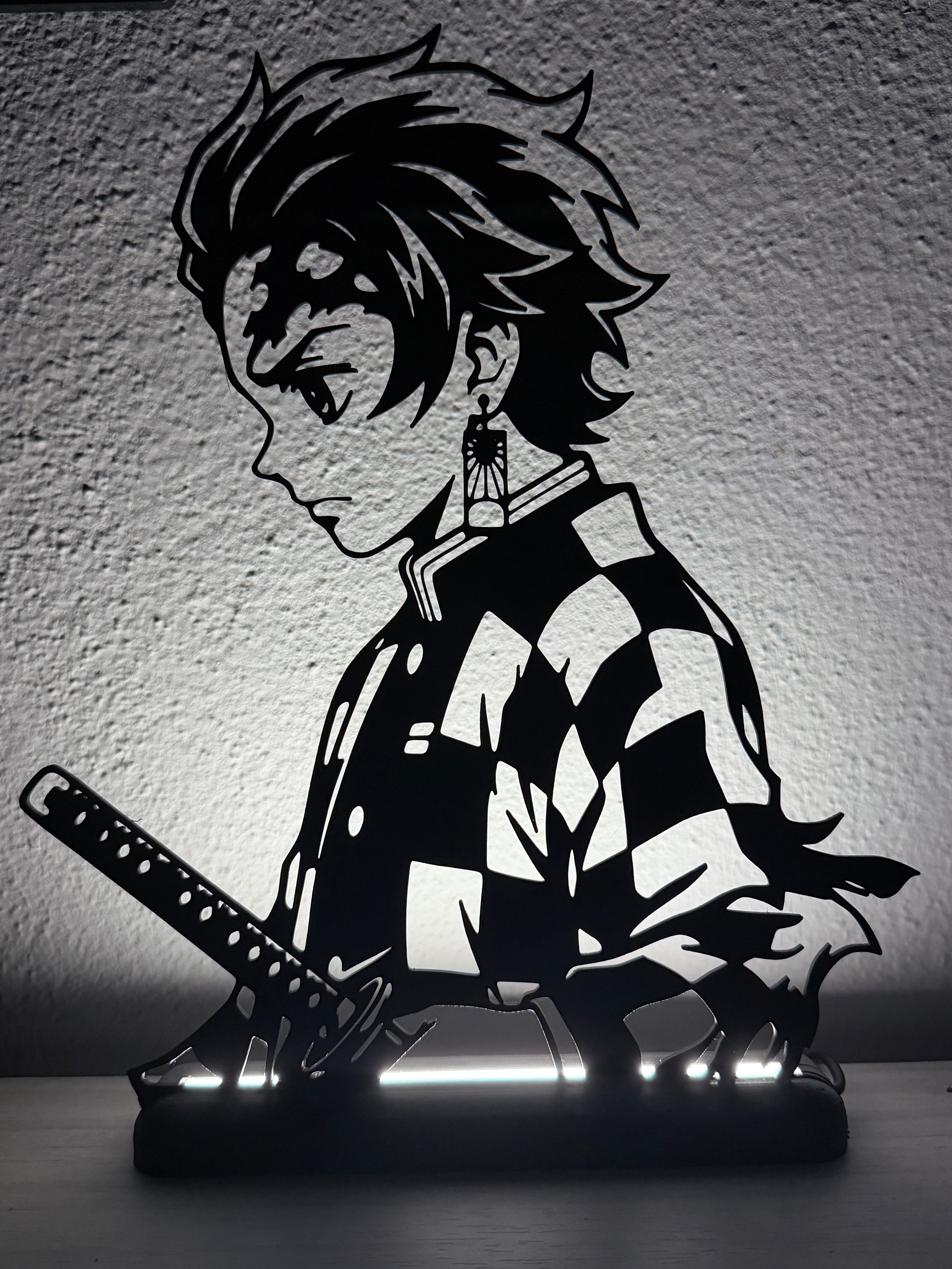 Lampada LED con silhouette 3D di Tanjiro Kamado su base illuminata