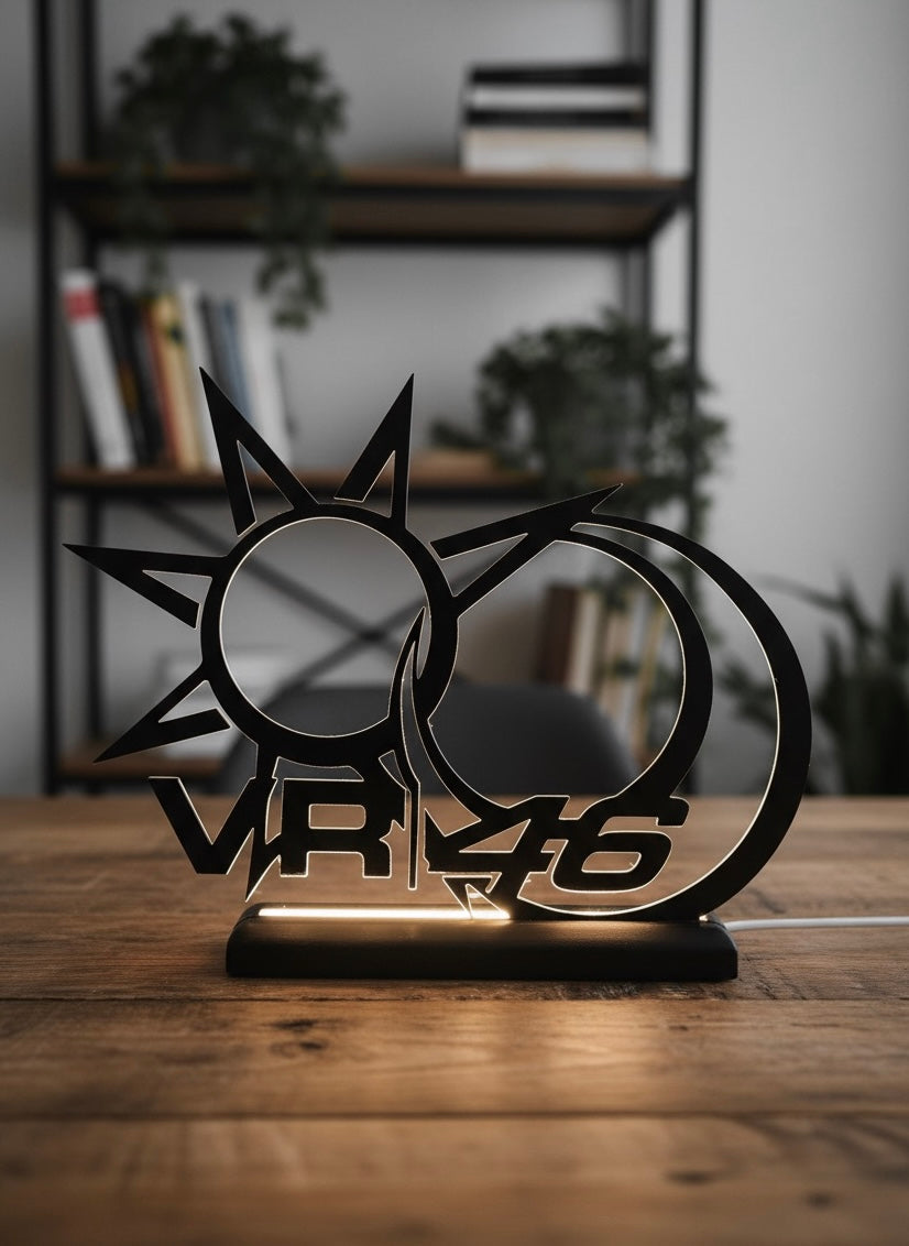 Lampada LED con logo VR46 di Valentino Rossi accesa su scrivania in legno
