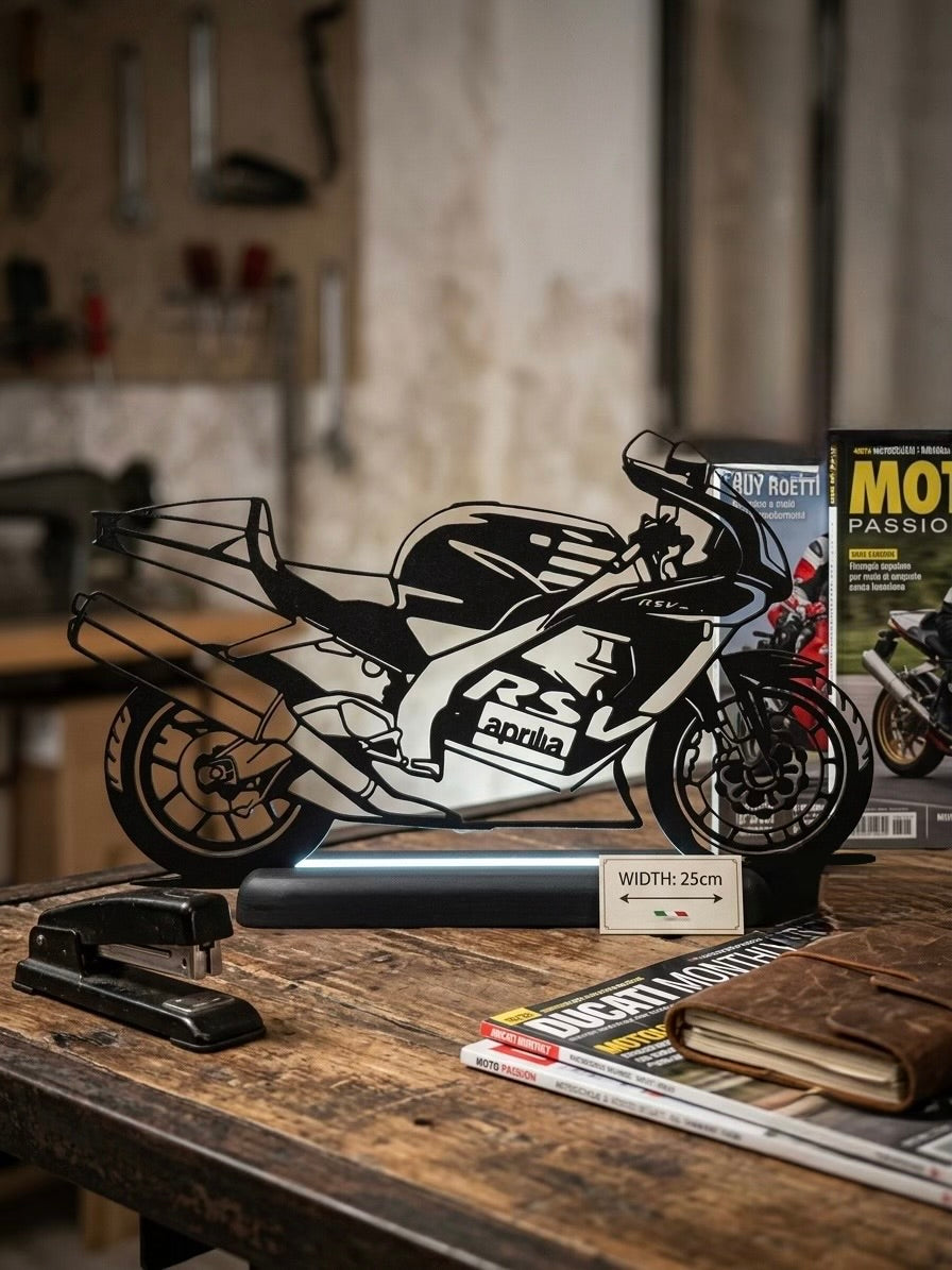 Lampada LED Aprilia RSV 1000 sulla scrivania di un garage