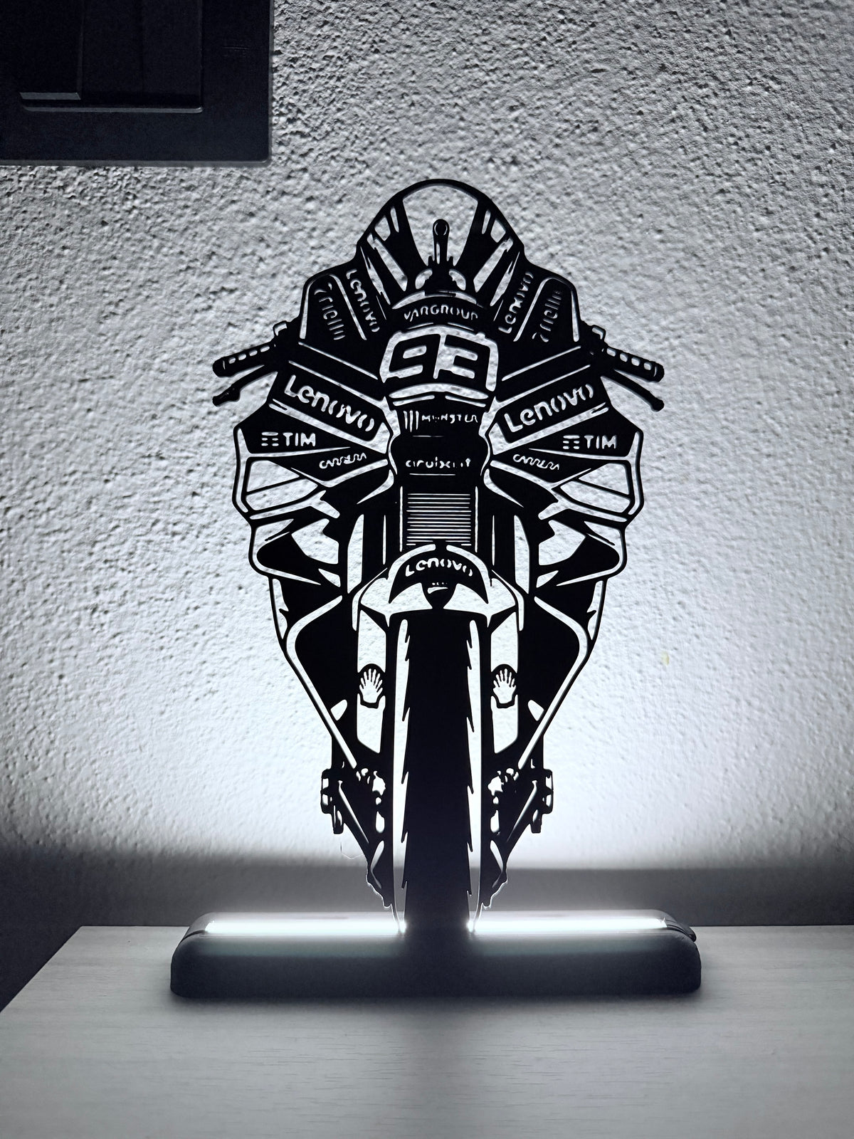 Lampada LED con silhouette 3D frontale della Ducati di Marc Marquez numero 93 accesa