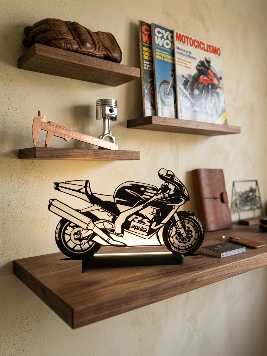 Lampada LED Aprilia RSV 1000 su mensola in legno con riviste di moto