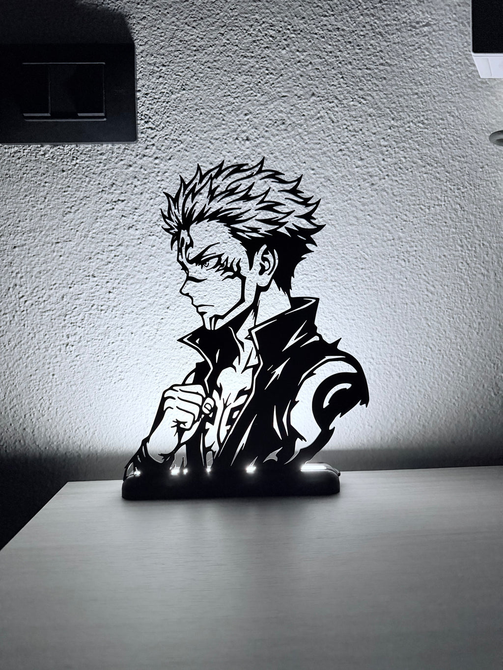 Lampada LED Sukuna di Jujutsu Kaisen accesa su scrivania