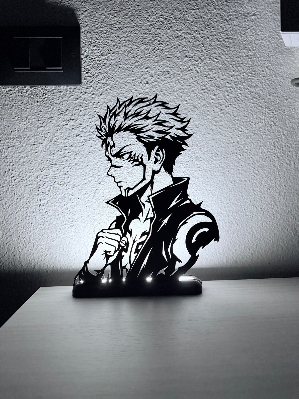 Lampada LED Sukuna di Jujutsu Kaisen accesa su scrivania