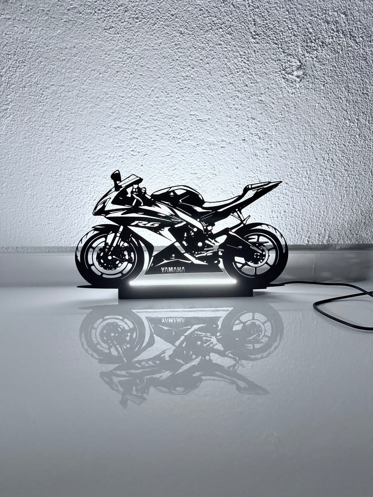 Lampada LED Yamaha YZF R6 accesa con riflesso, vista d'insieme
