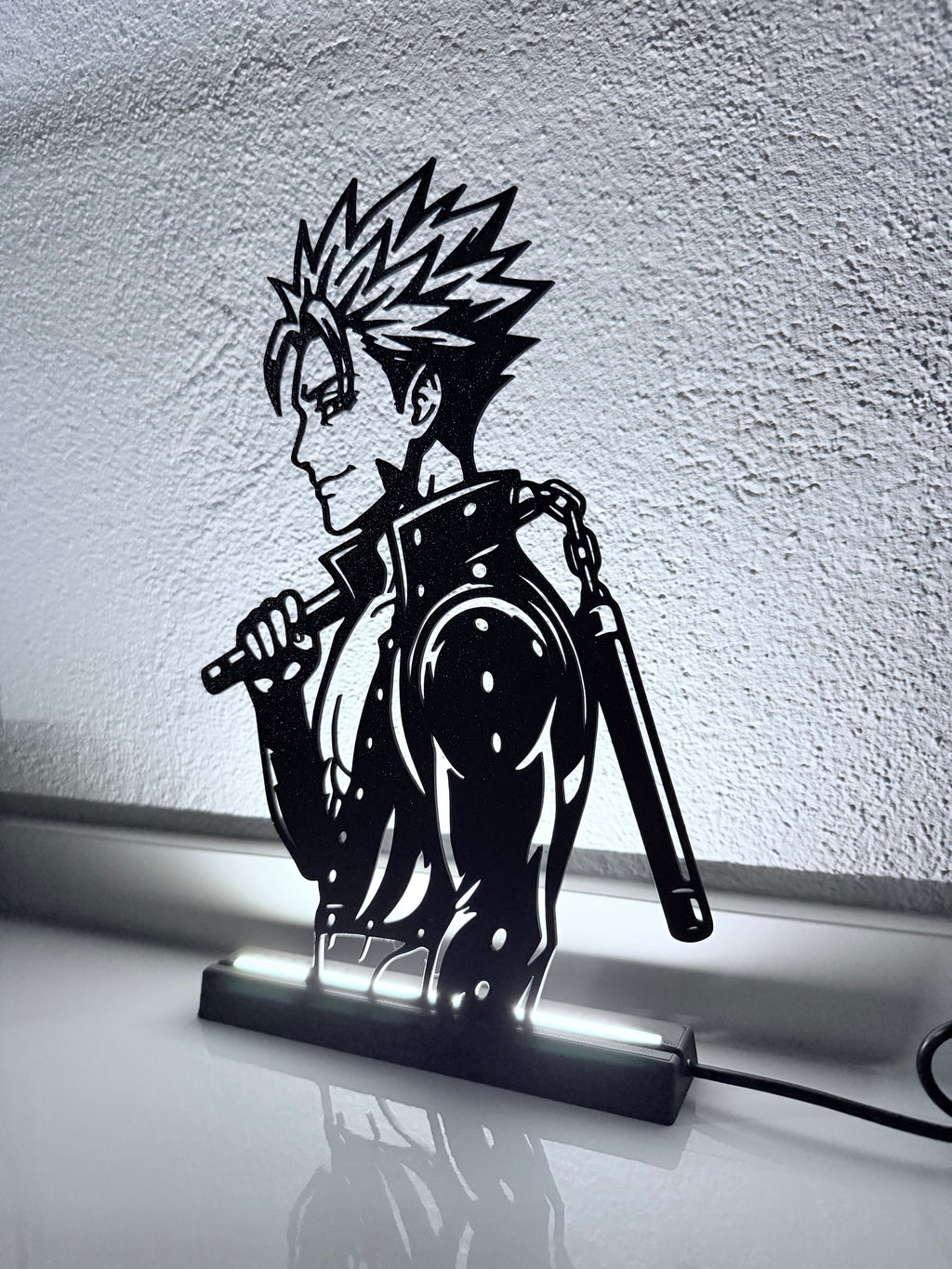 Lampada LED Ban di Seven Deadly Sins accesa, vista laterale