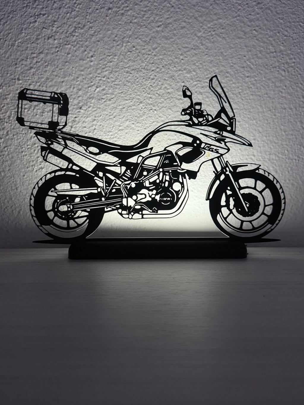 Lampada LED con silhouette 3D della BMW F 700 GS su base illuminata