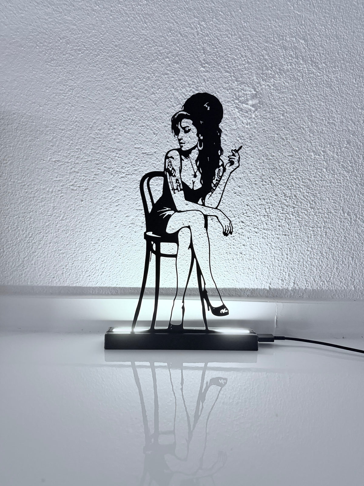 Lampada LED con silhouette 3D di Amy Winehouse in posa – 3DOutline – foto 3