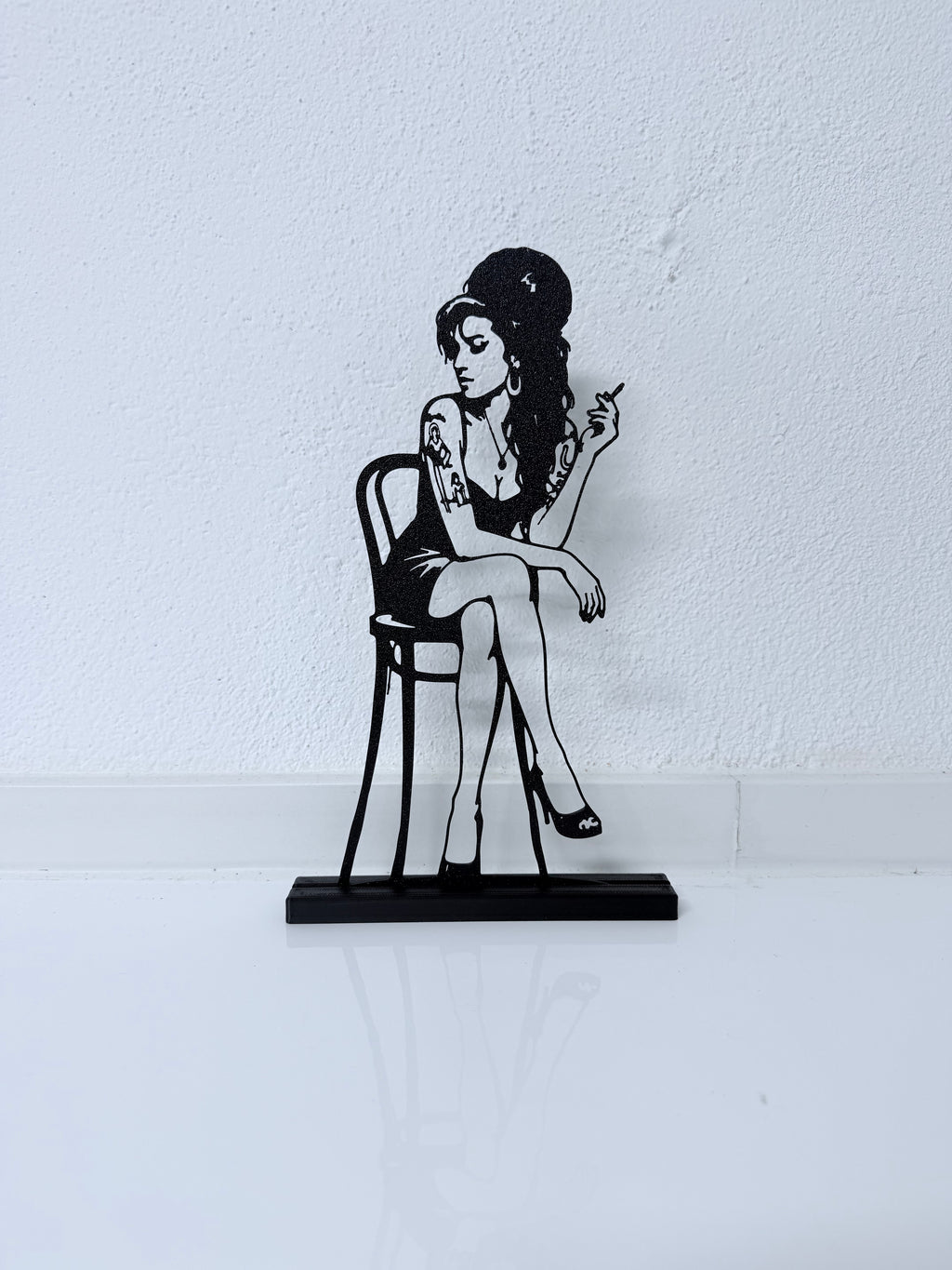 Lampada LED con silhouette 3D di Amy Winehouse in posa – 3DOutline – foto 4