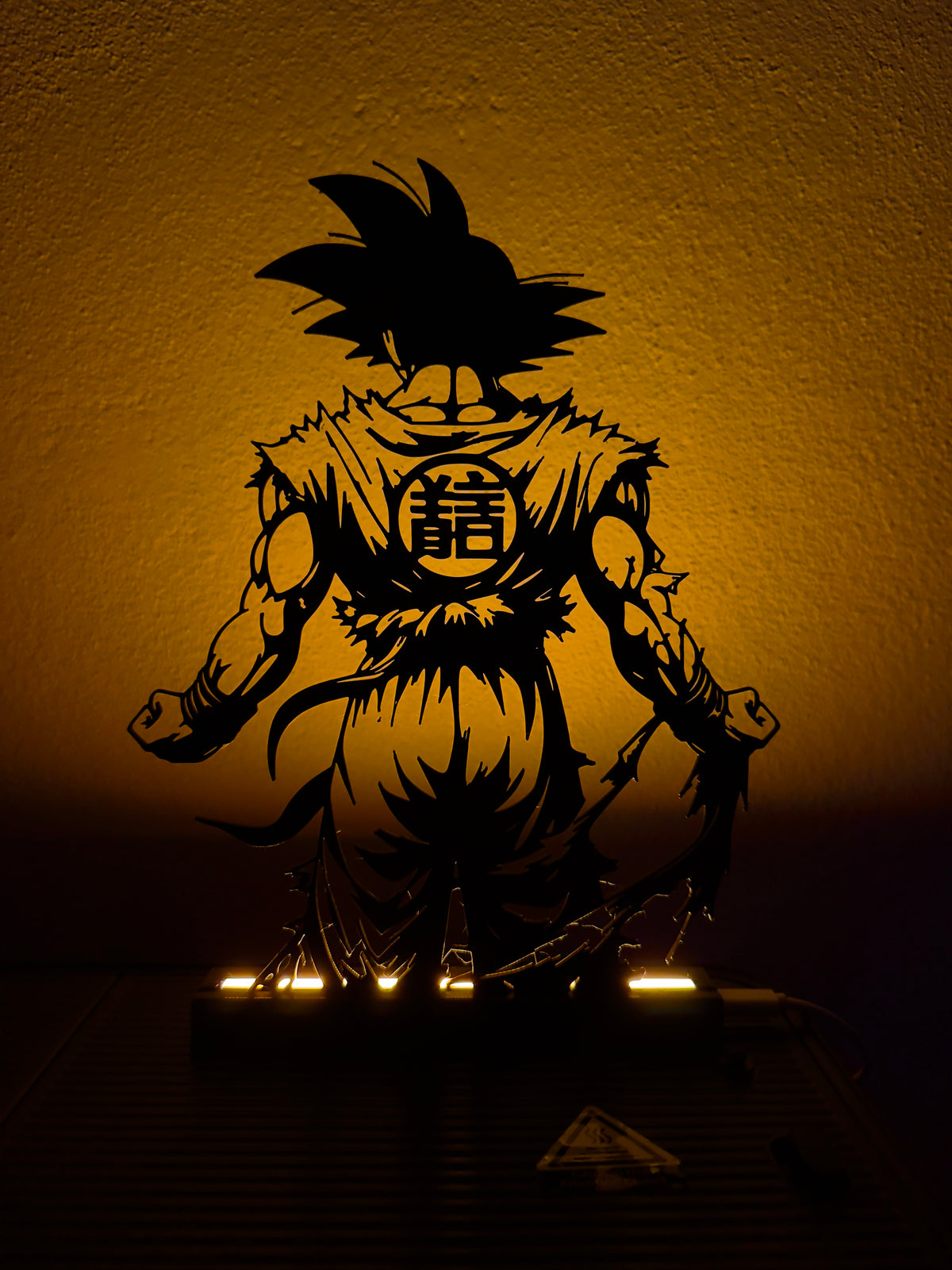 Lampada LED Goku di Dragon Ball con luce arancione accesa