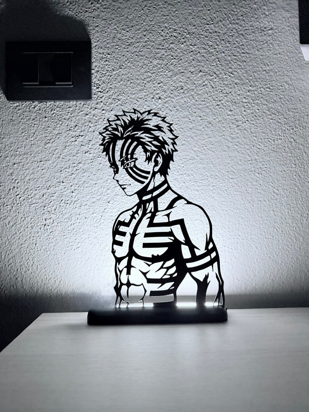 Lampada LED Akaza di Demon Slayer accesa su scrivania