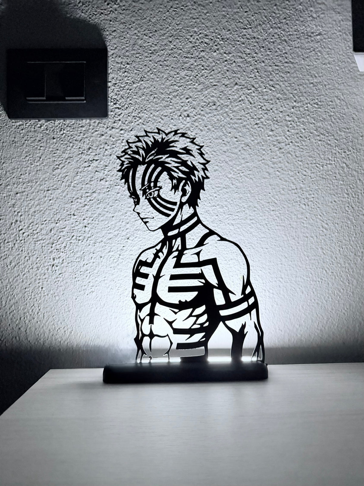 Lampada LED Akaza di Demon Slayer accesa su scrivania