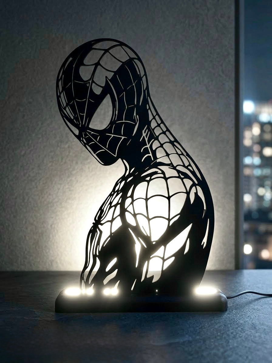Lampada LED Spiderman accesa in una stanza buia con luci della città