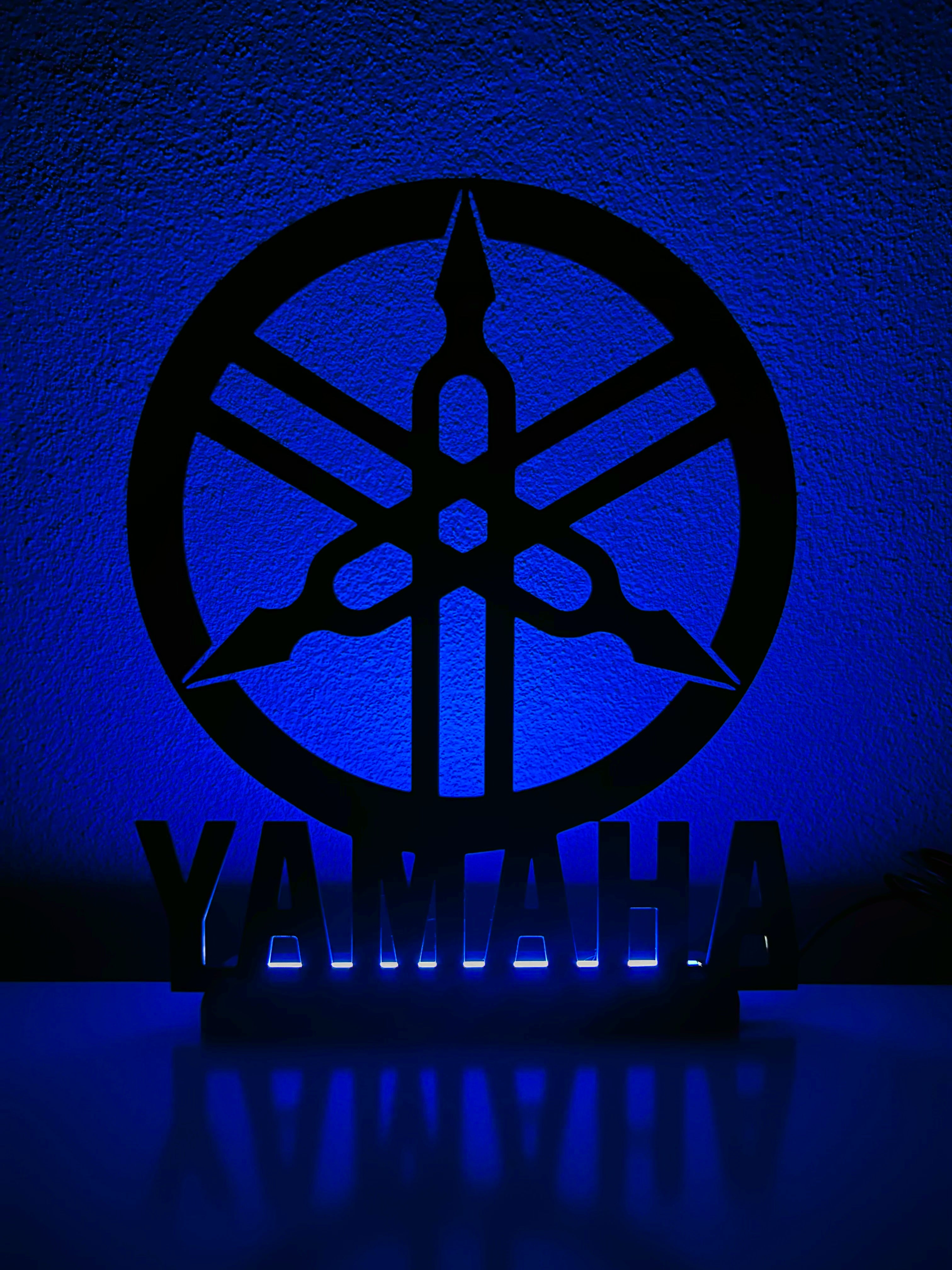 Lampada da esposizione con LED logo Yamaha