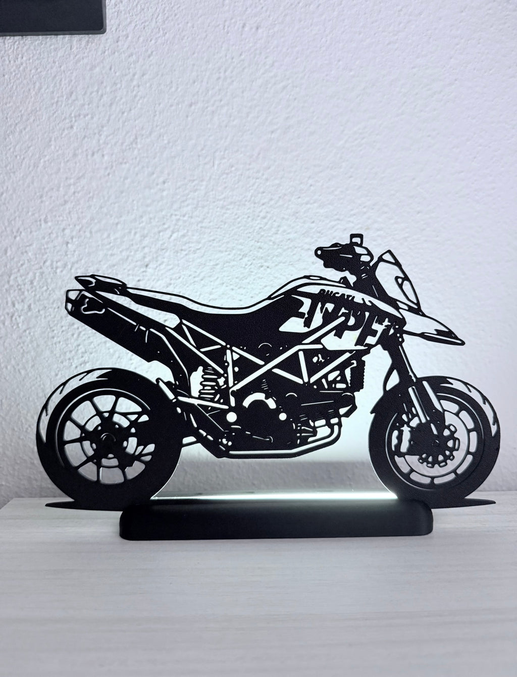 Lampada LED con silhouette 3D della Ducati Hypermotard 1100 accesa