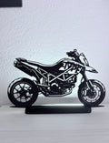 Lampada LED con silhouette 3D della Ducati Hypermotard 1100 accesa