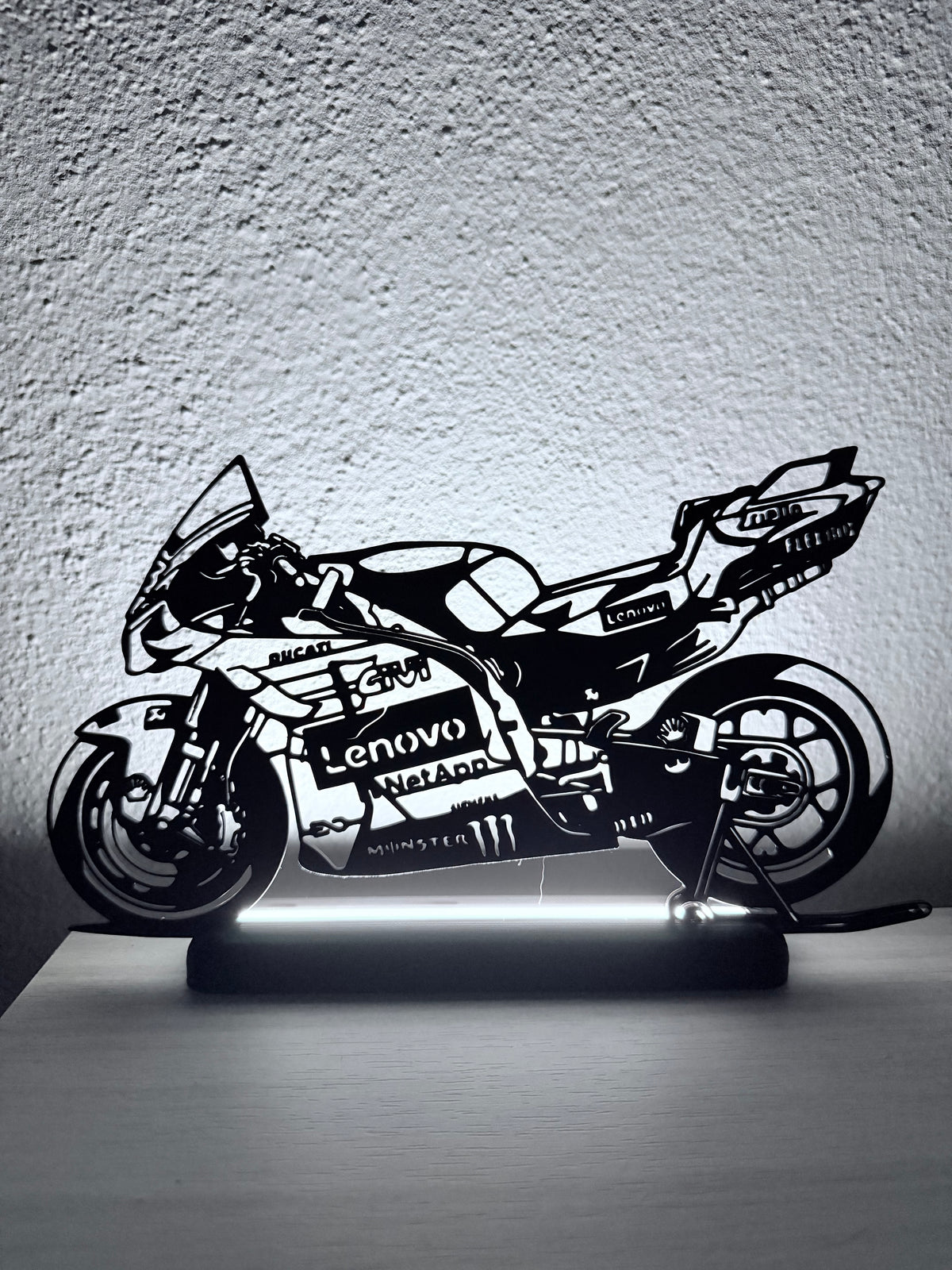 Lampada LED con silhouette 3D della Ducati MotoGP di Marc Marquez accesa