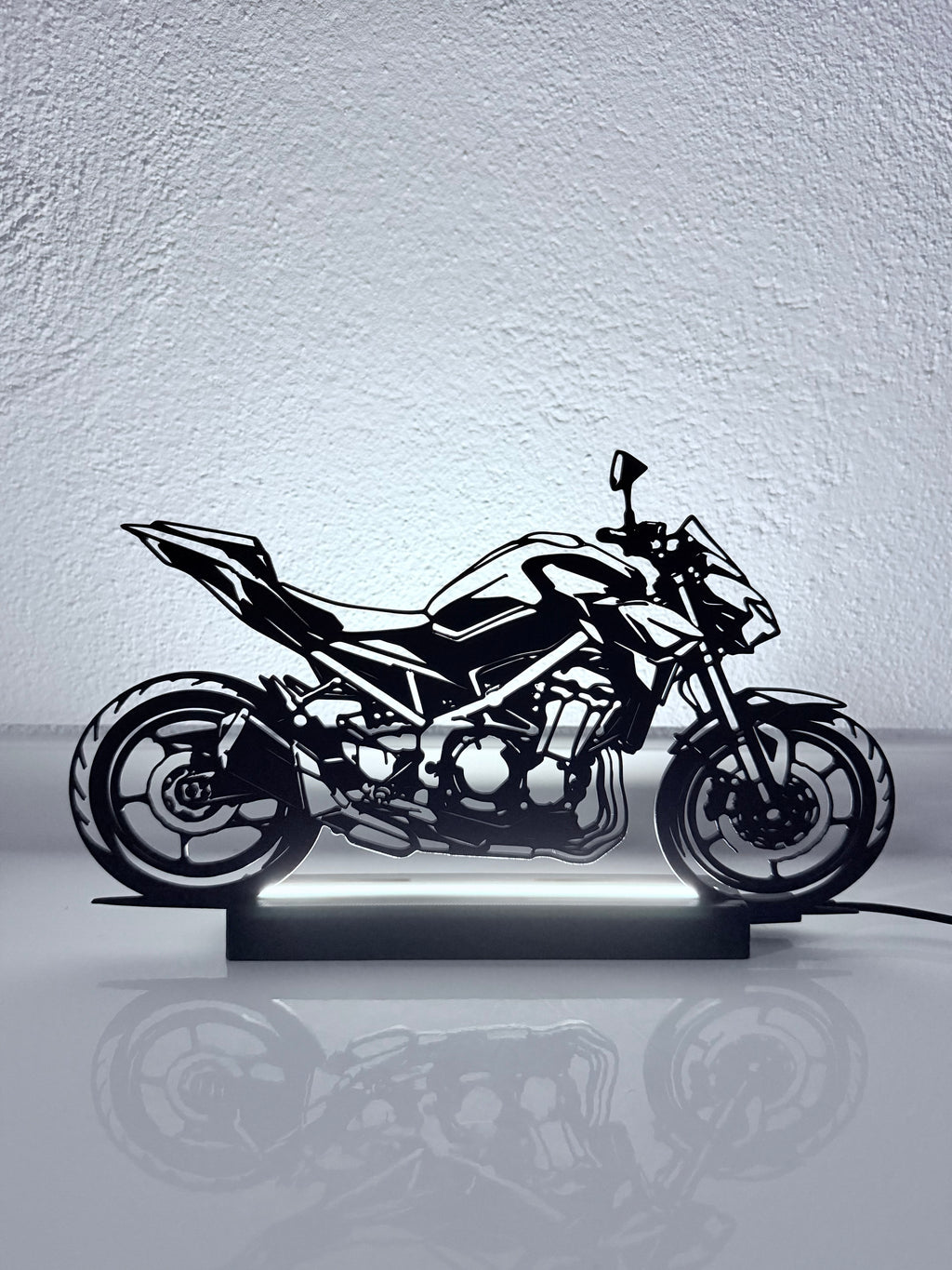 Lampada LED con silhouette 3D della Kawasaki Z900 accesa