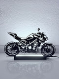 Lampada LED con silhouette 3D della Kawasaki Z900 accesa