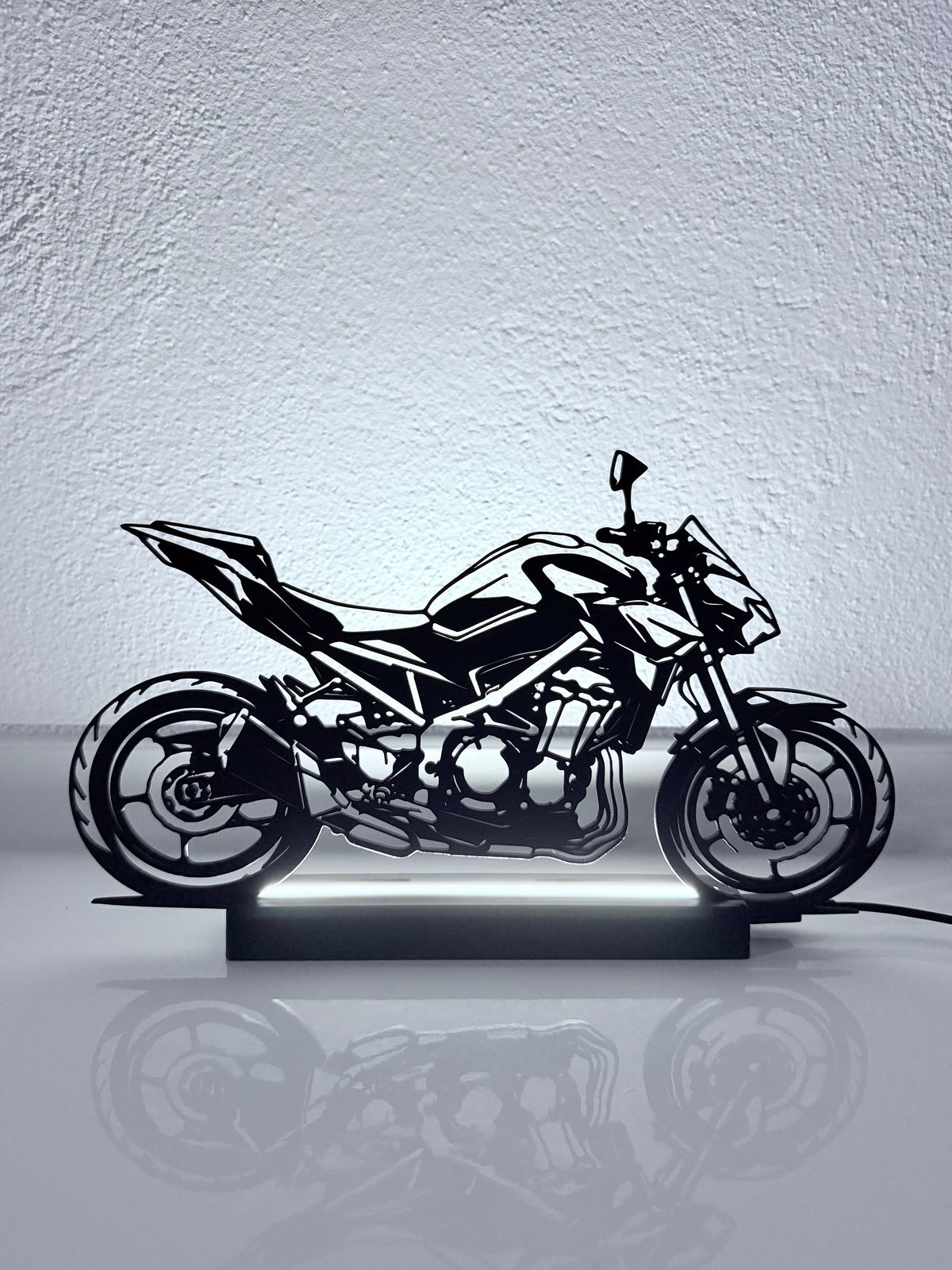 Lampada LED con silhouette 3D della Kawasaki Z900 accesa
