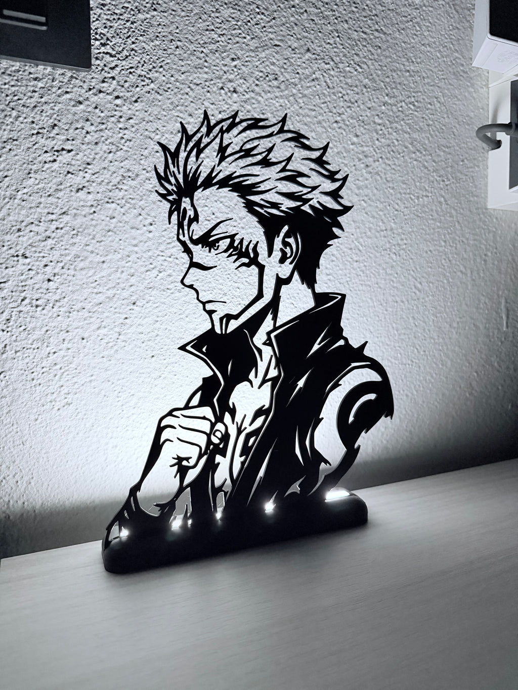 Lampada LED Sukuna accesa, vista laterale della silhouette