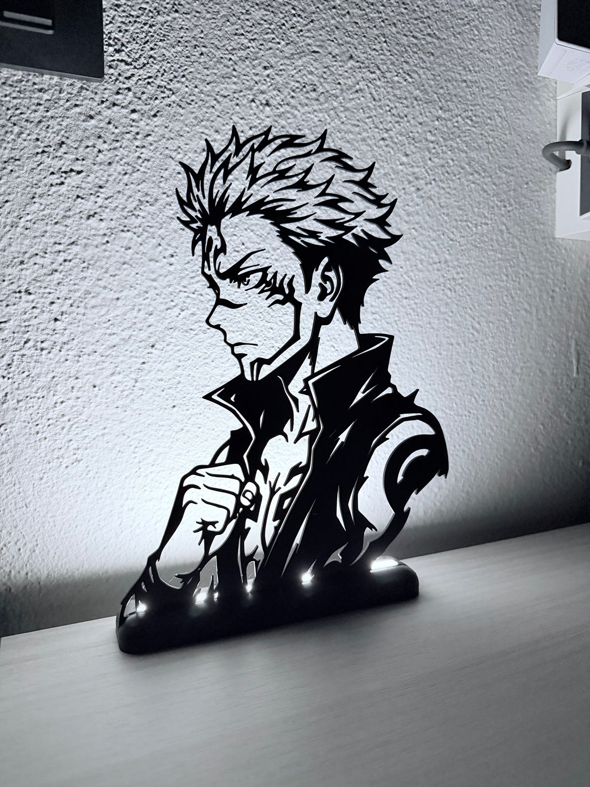 Lampada LED Sukuna accesa, vista laterale della silhouette
