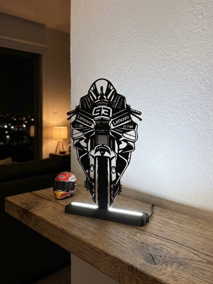 Lampada LED Ducati frontale di Marc Marquez accesa su mensola di sera