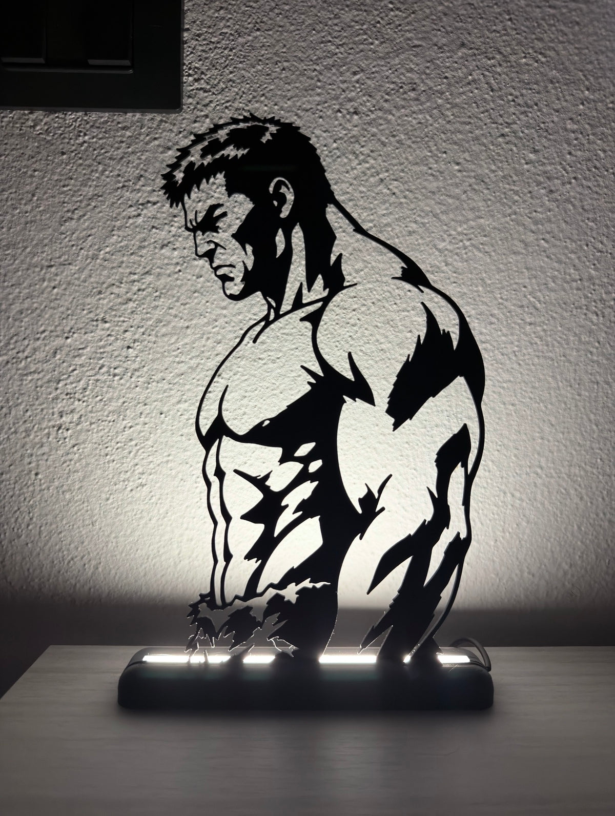 Lampada LED con silhouette 3D di Hulk a mezzobusto accesa