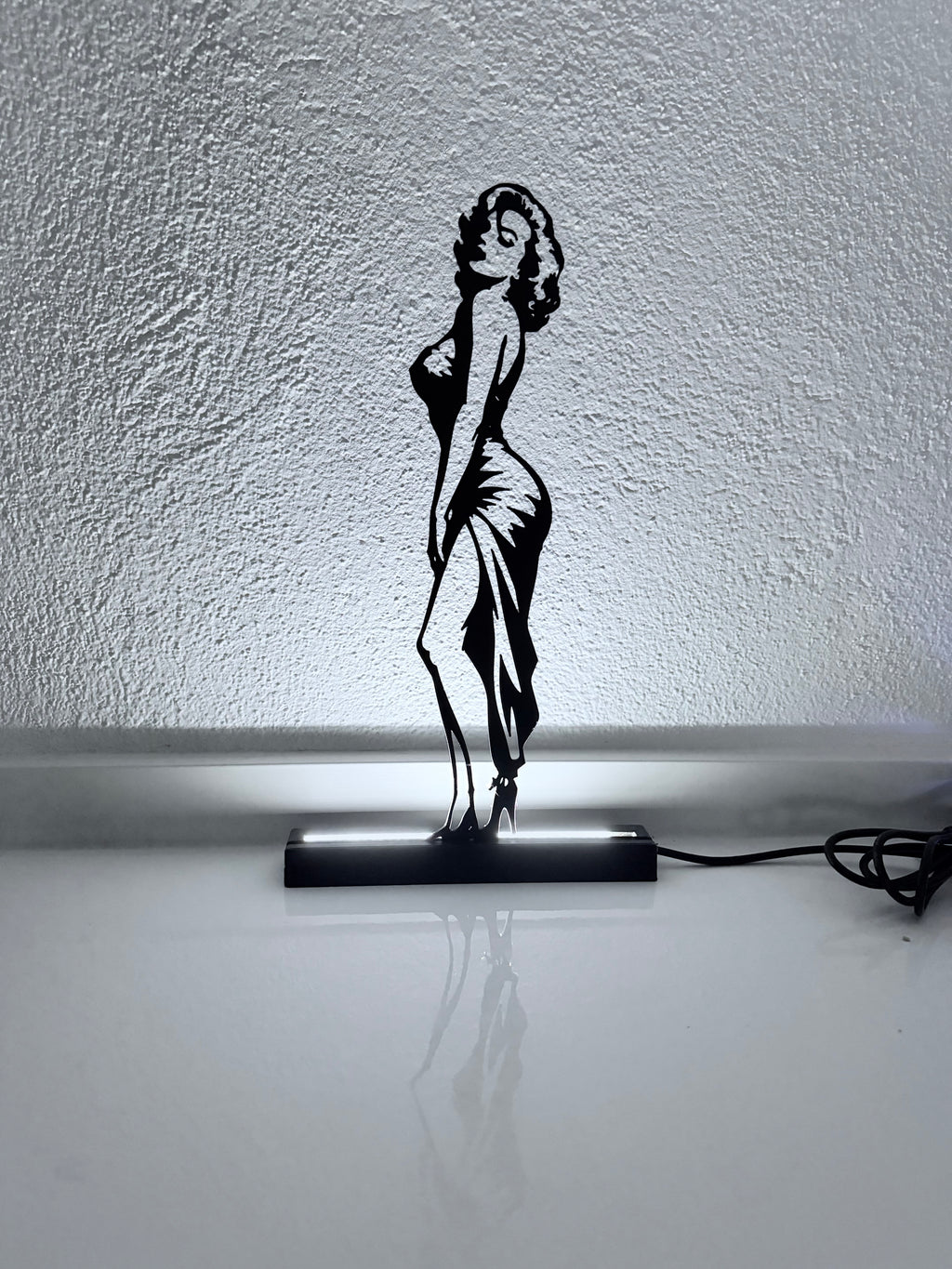 Lampada LED Marilyn Monroe di profilo accesa, vista d'insieme