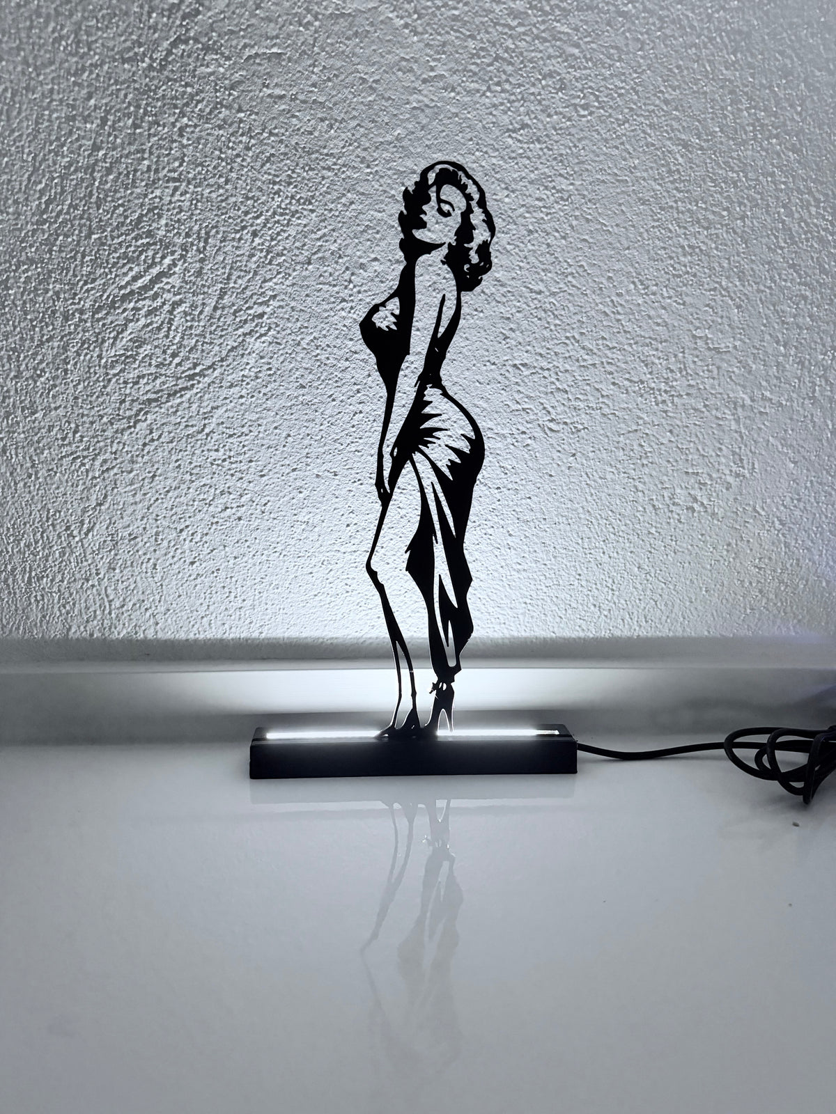 Lampada LED Marilyn Monroe di profilo accesa, vista d'insieme