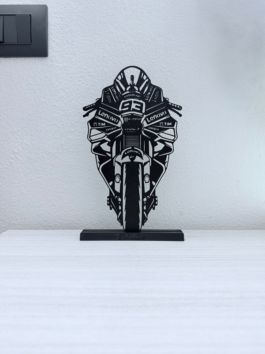 Silhouette 3D Ducati frontale numero 93 con base senza LED, vista d'insieme