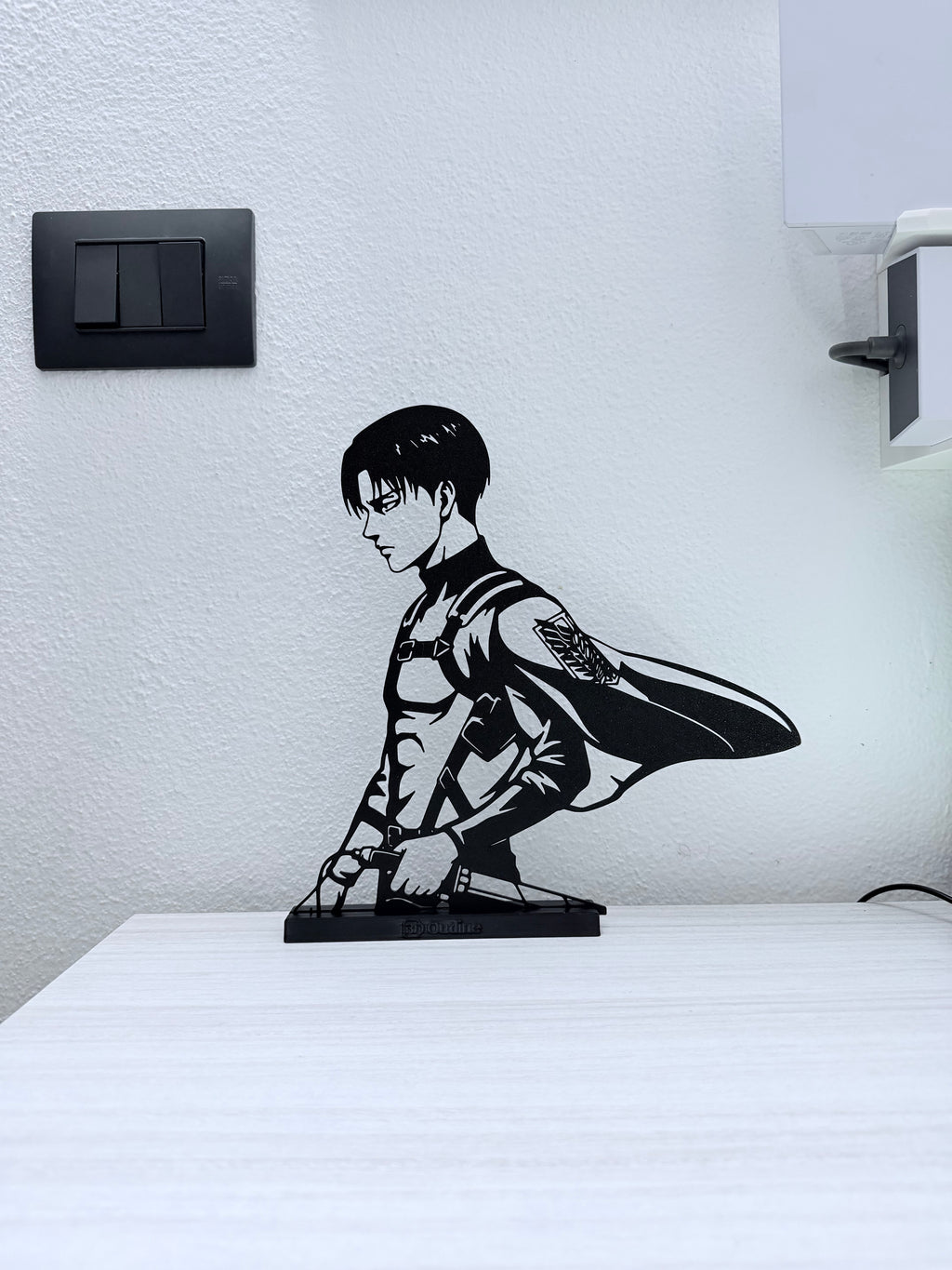 Silhouette 3D di Levi con base senza LED, vista d'insieme