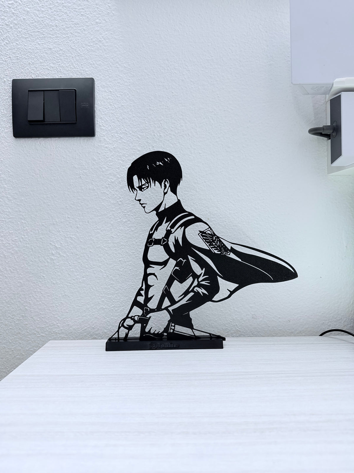 Silhouette 3D di Levi con base senza LED, vista d'insieme
