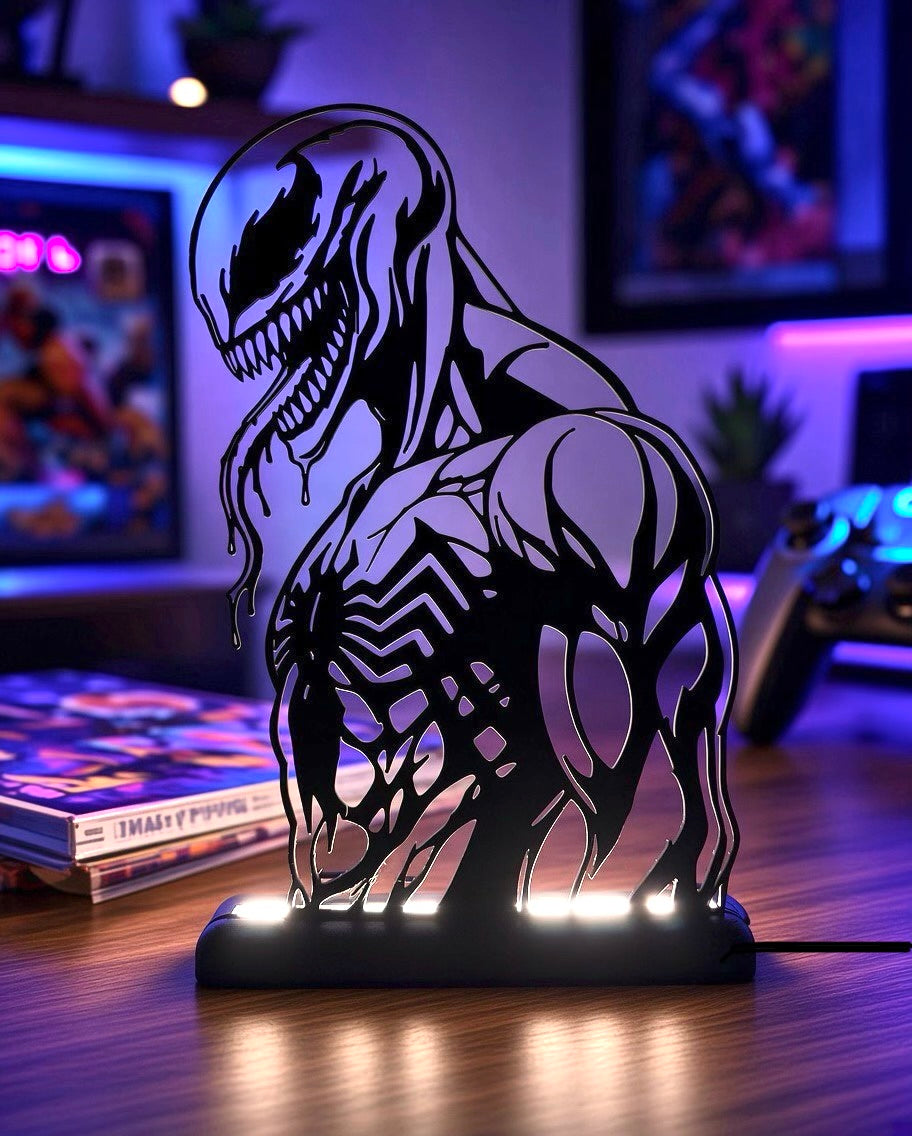 Lampada LED con silhouette 3D di Venom accesa in una stanza gaming