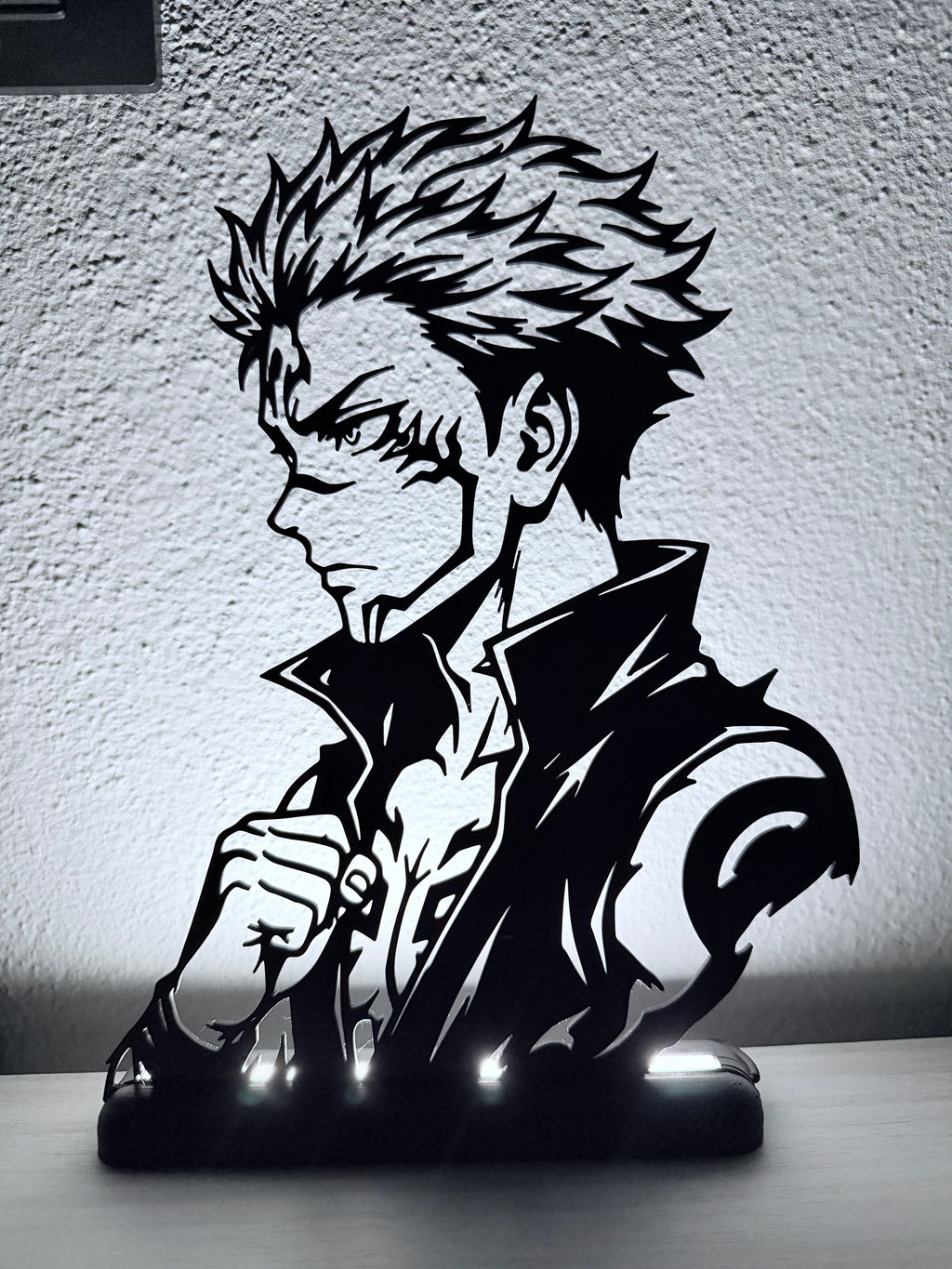 Lampada LED con silhouette 3D di Sukuna di Jujutsu Kaisen accesa