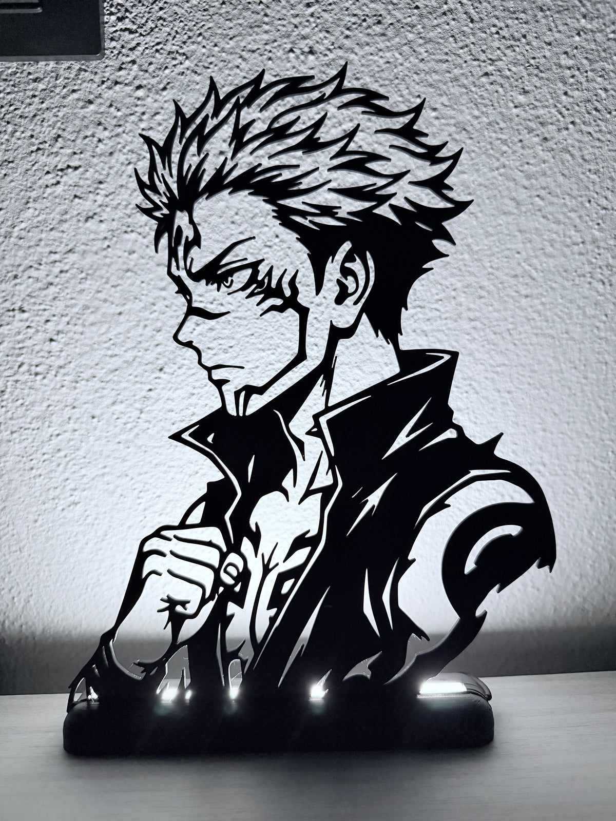Lampada LED con silhouette 3D di Sukuna di Jujutsu Kaisen accesa